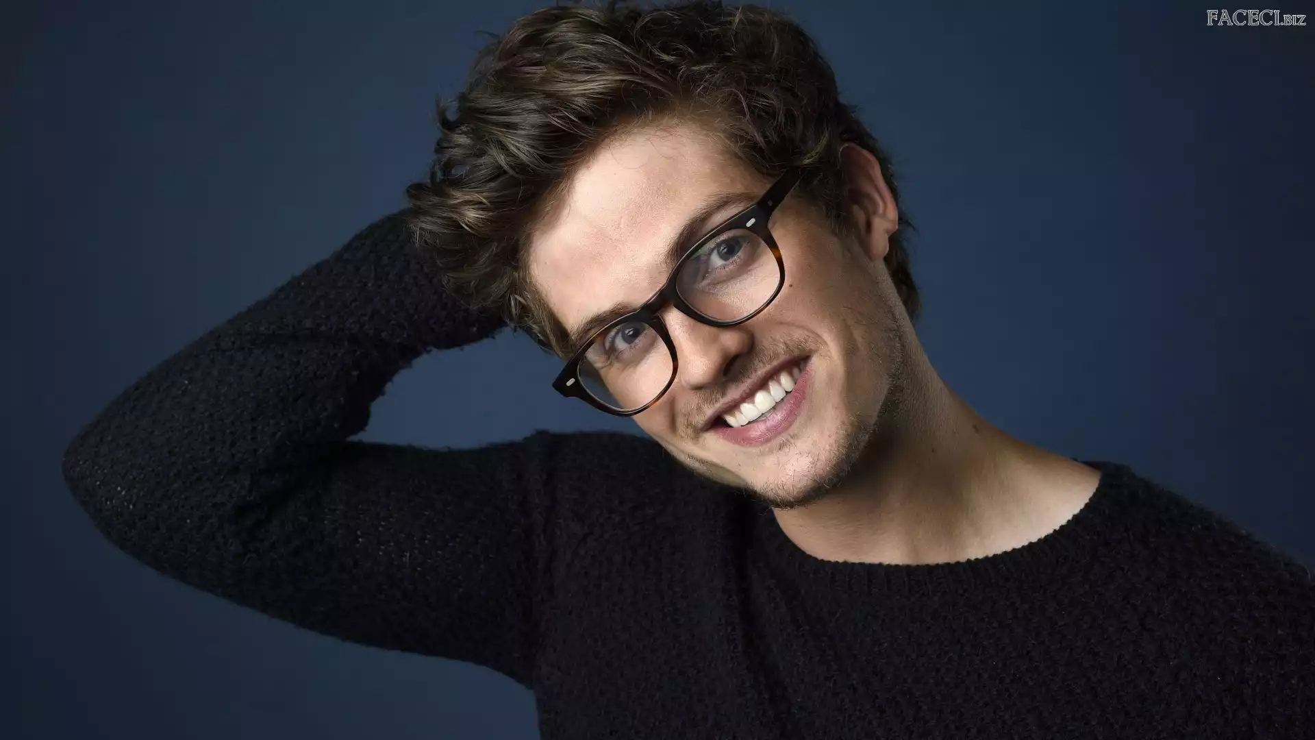 Okulary, U¶miech, Daniel Sharman, Mężczyzna, Aktor
